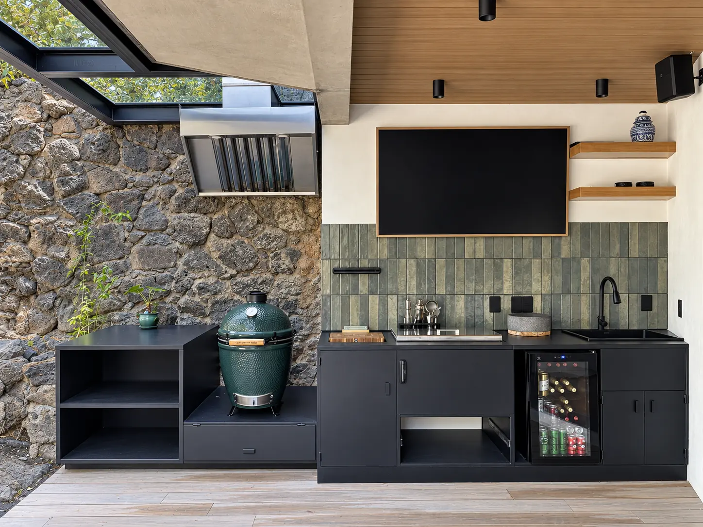 Cocina exterior con piedra volcánica, carpintería negra y plafón de madera diseñada por Housense