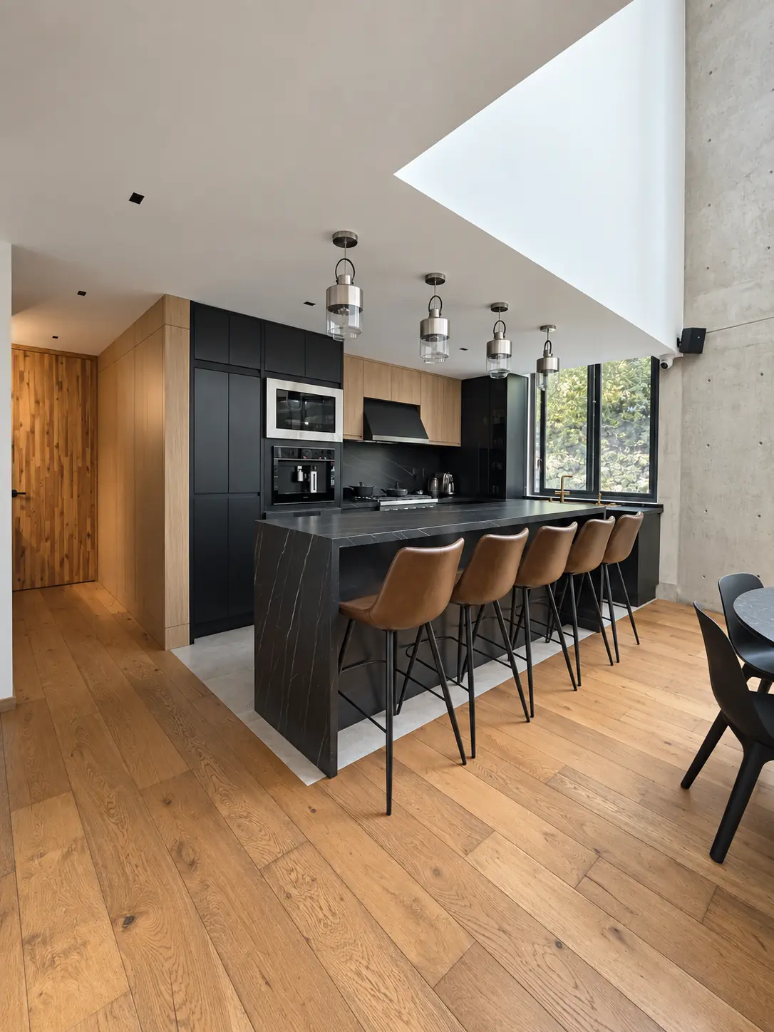 Cocina contemporánea negra y madera diseñada por Housense